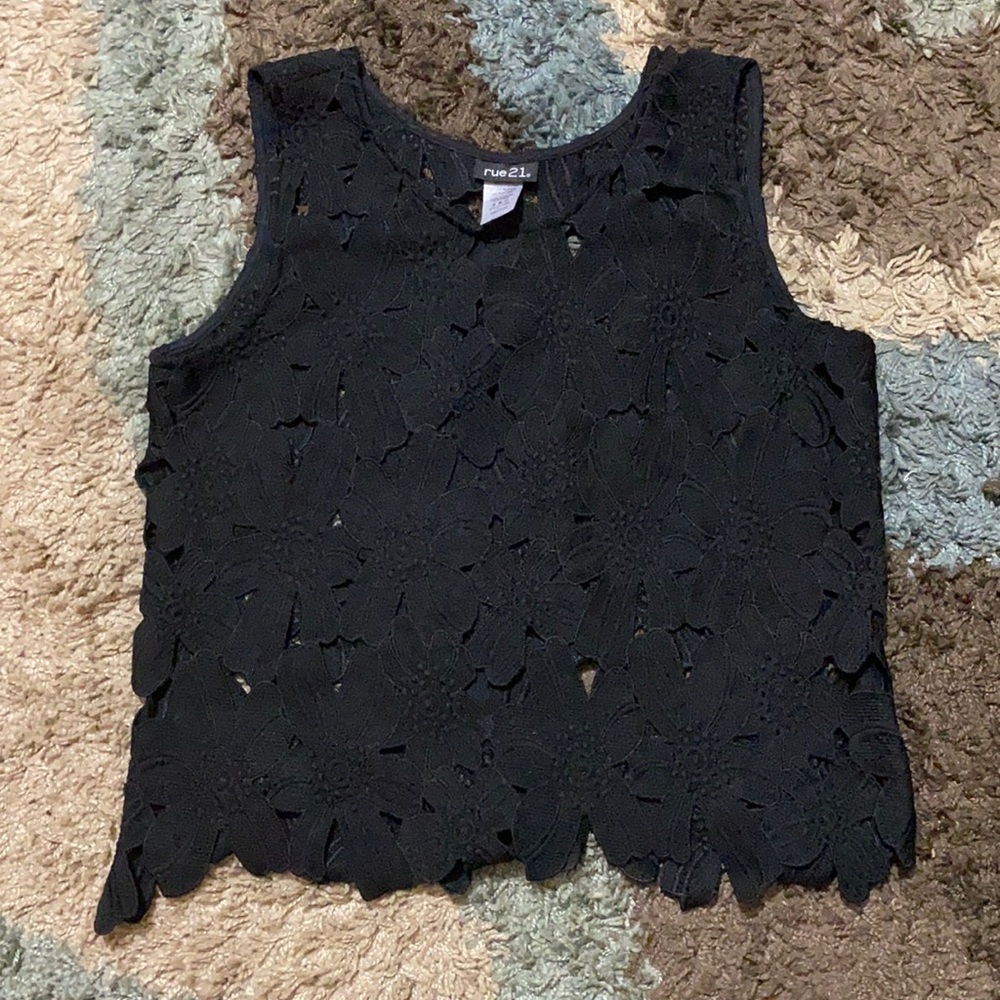 Black sleeveless flower shirt 💐